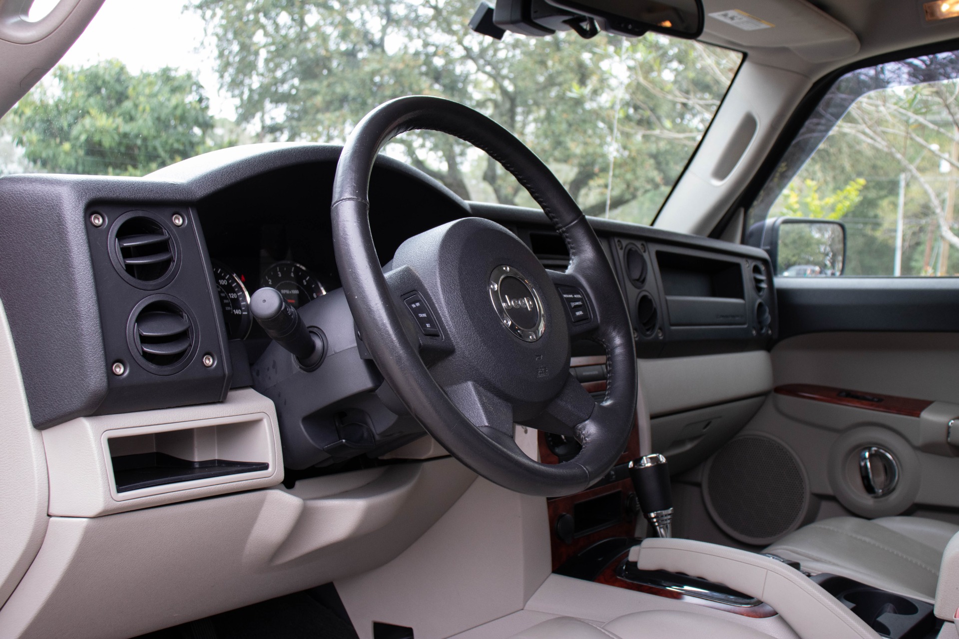2006 jeep commander interior