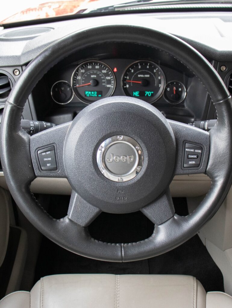 2006 jeep commander interior