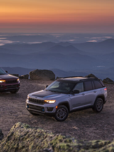 (Left to right) All-new 2022 Jeep® Grand Cherokee Trailhawk, 2022 Jeep® Grand Cherokee Trailhawk 4xe and Jeep Grand Cherokee Summit Reserve 4xe
