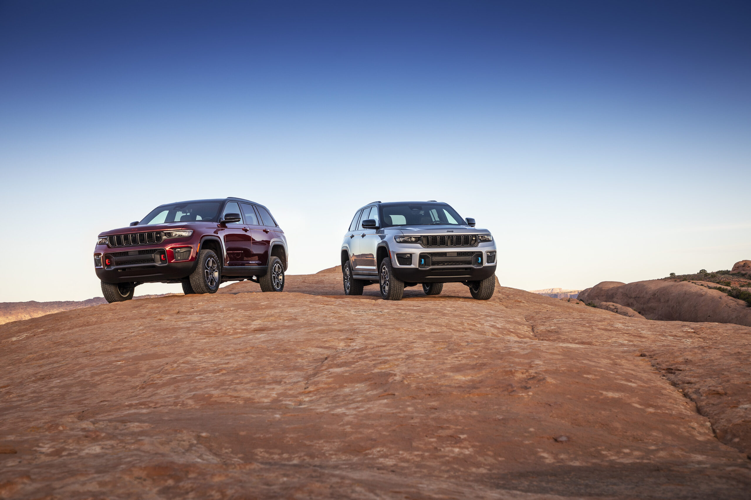 All-new 2022 Jeep® Grand Cherokee Trailhawk (left) and Trailhawk 4xe