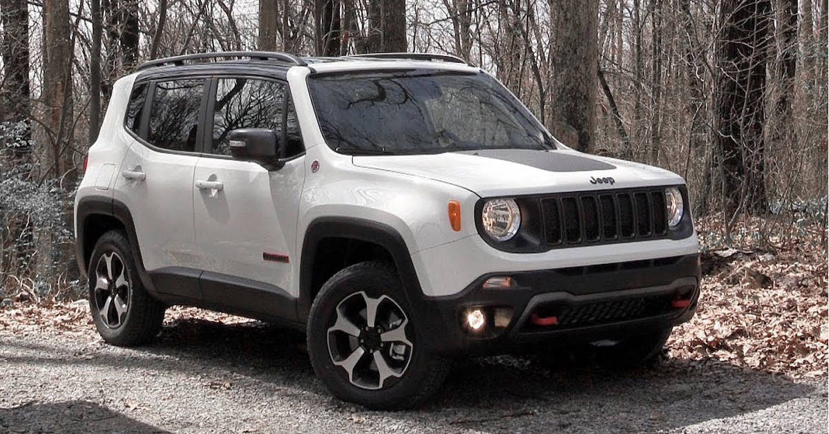 2019 silver Jeep Renegade with forest background